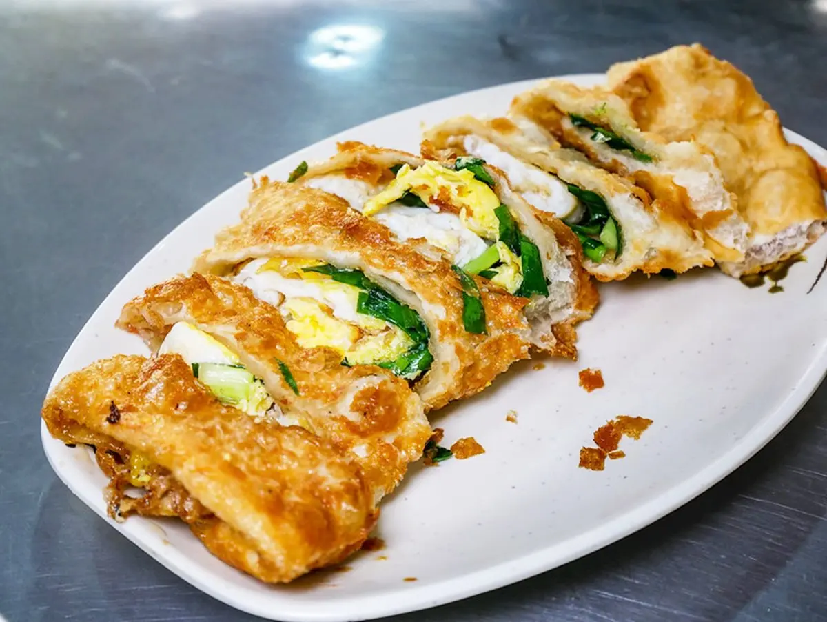 老饕激推台北最好吃!現擀現炸「韭菜炸蛋餅」飄香60年,滿料鹹豆漿也必點 老饕激推台北最好吃!現擀現炸「韭菜炸蛋餅」飄香60年,滿料鹹豆漿也必點
