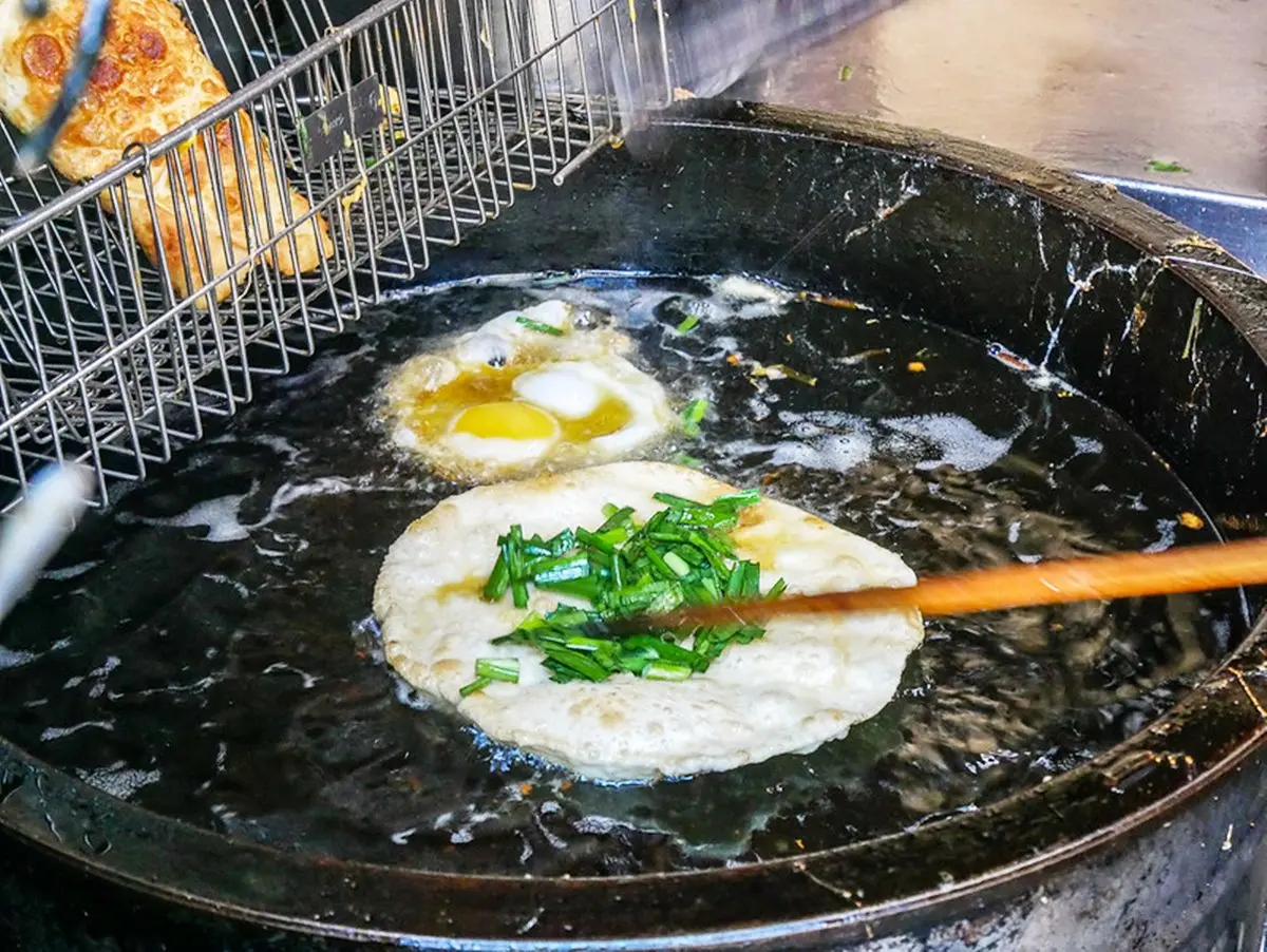 老饕激推台北最好吃！現擀現炸「韭菜炸蛋餅」飄香60年，滿料鹹豆漿也必點