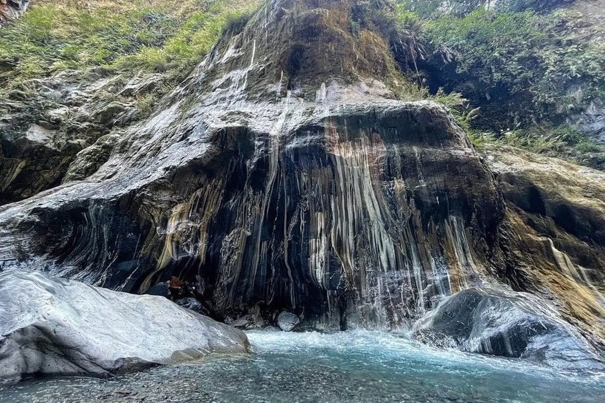 免花錢爽泡湯！３大野溪溫泉祕境：全台唯一「洞穴溫泉」、季節限定七彩岩壁