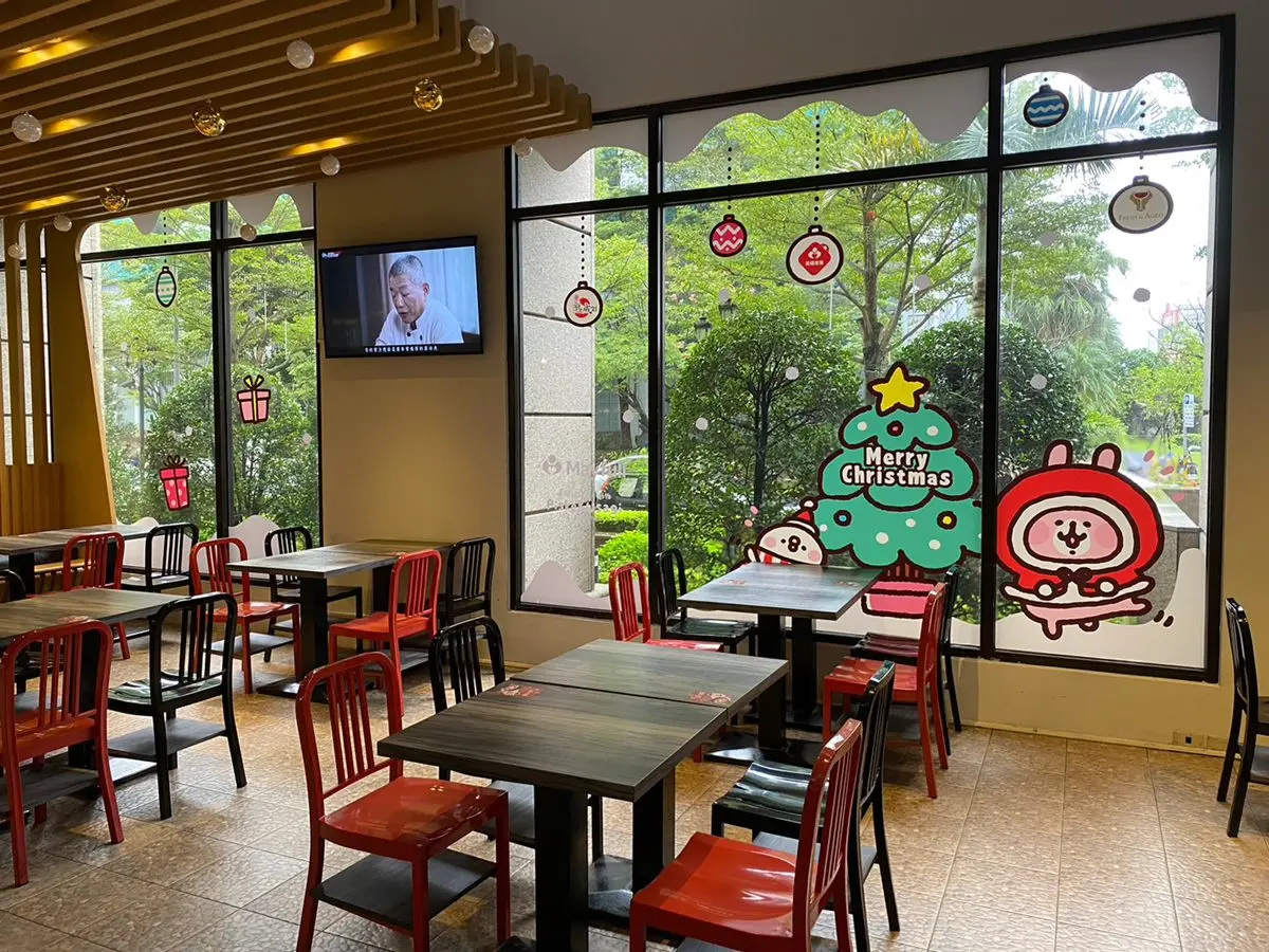 全台首家「卡娜赫拉牛排館」！粉紅兔兔、P助自助吧開吃，還有主題超市可逛