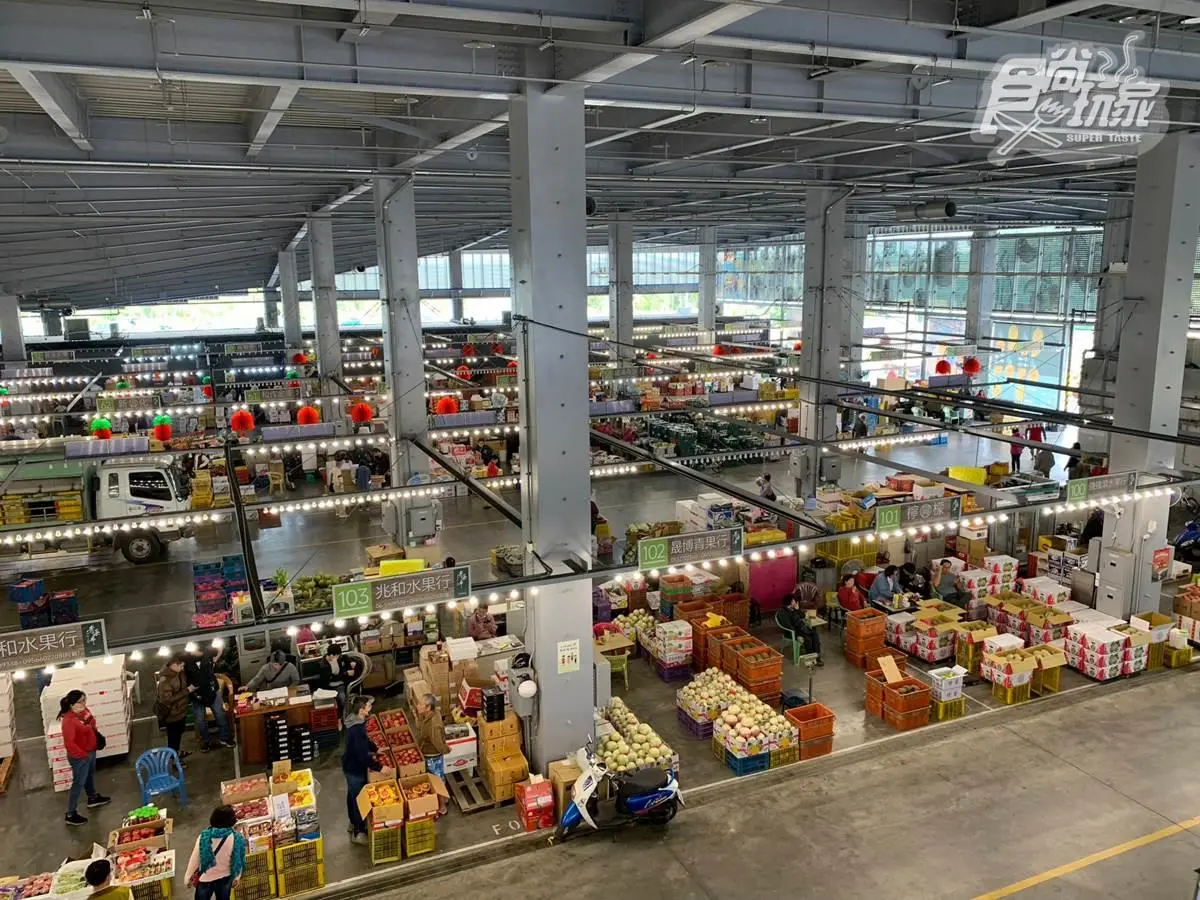 【新開店】開箱「全台最美菜市場」！美拍「波浪梯田」屋頂、爽逛162個蔬果攤