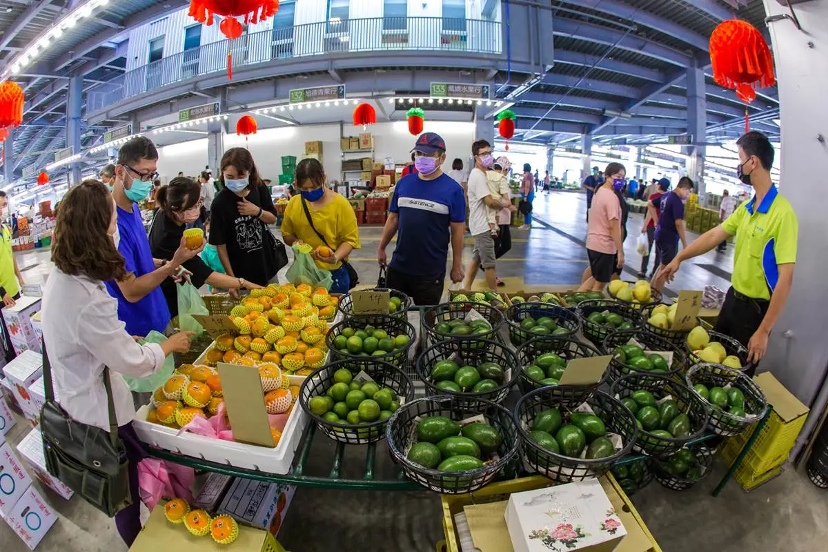 【新開店】開箱「全台最美菜市場」！美拍「波浪梯田」屋頂、爽逛162個蔬果攤