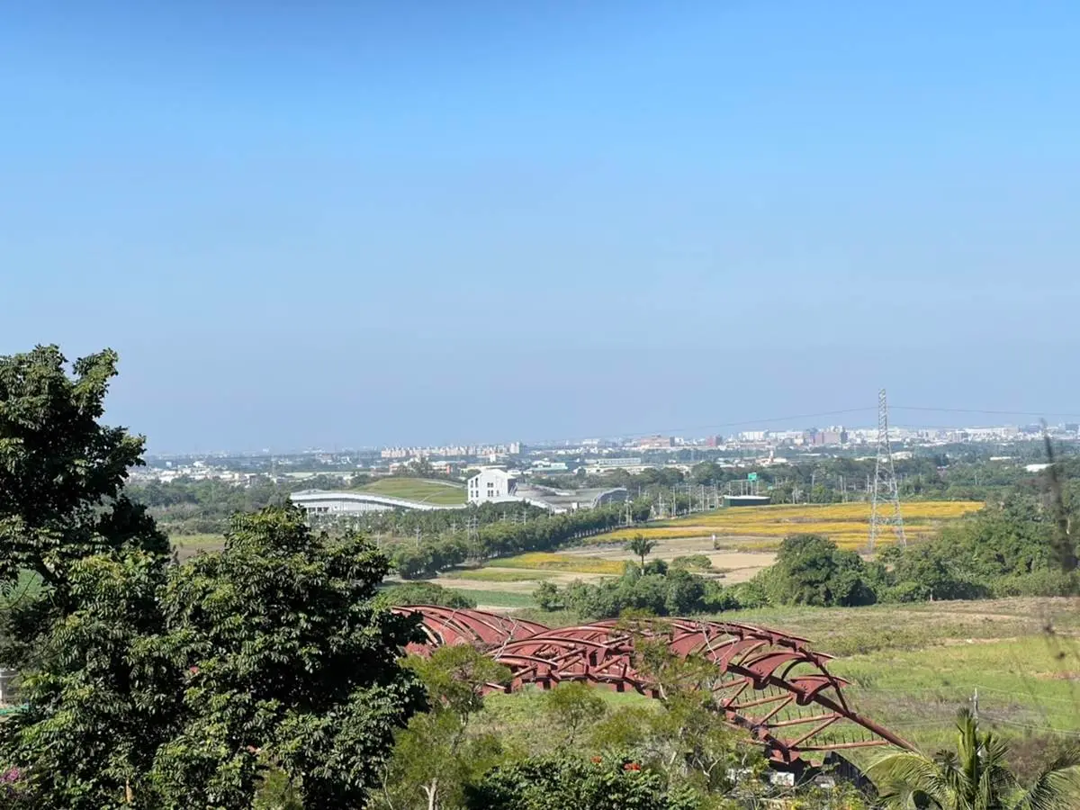【新開店】開箱「全台最美菜市場」！美拍「波浪梯田」屋頂、爽逛162個蔬果攤