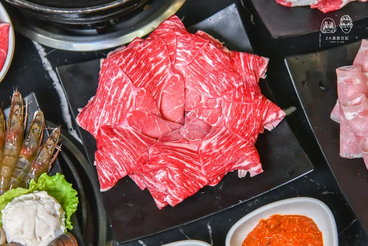 369元７種肉任你吃！蘆洲石頭火鍋好評近５星，加碼送「牛五花蛋糕」肉控快衝