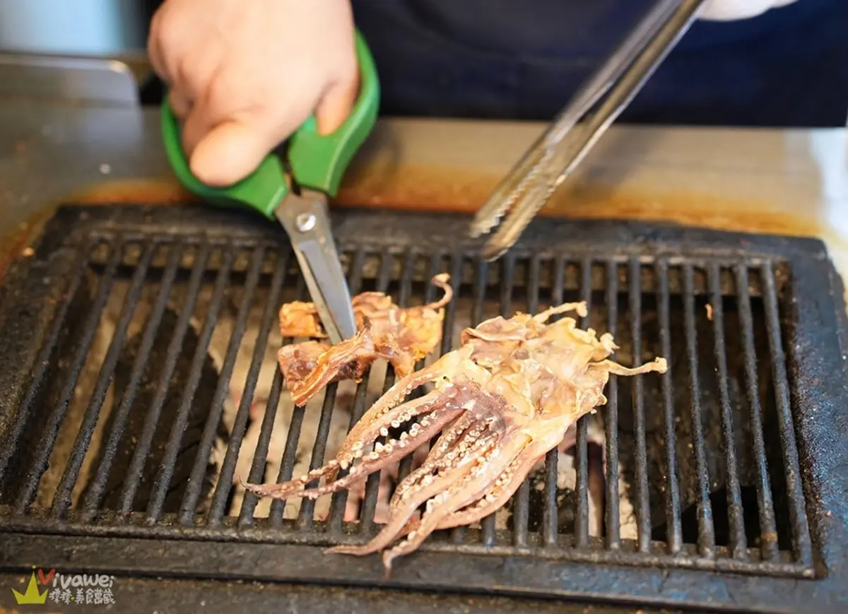 古早味「炭烤乾魷魚」吃過沒？新竹30年老攤現點現烤，祕醬口味愈嚼愈唰嘴