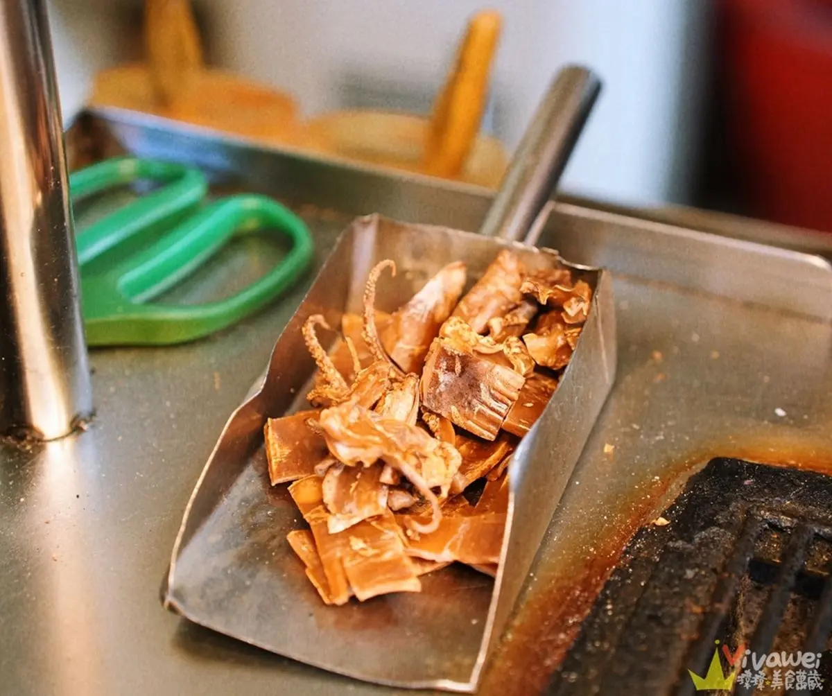 古早味「炭烤乾魷魚」吃過沒？新竹30年老攤現點現烤，祕醬口味愈嚼愈唰嘴