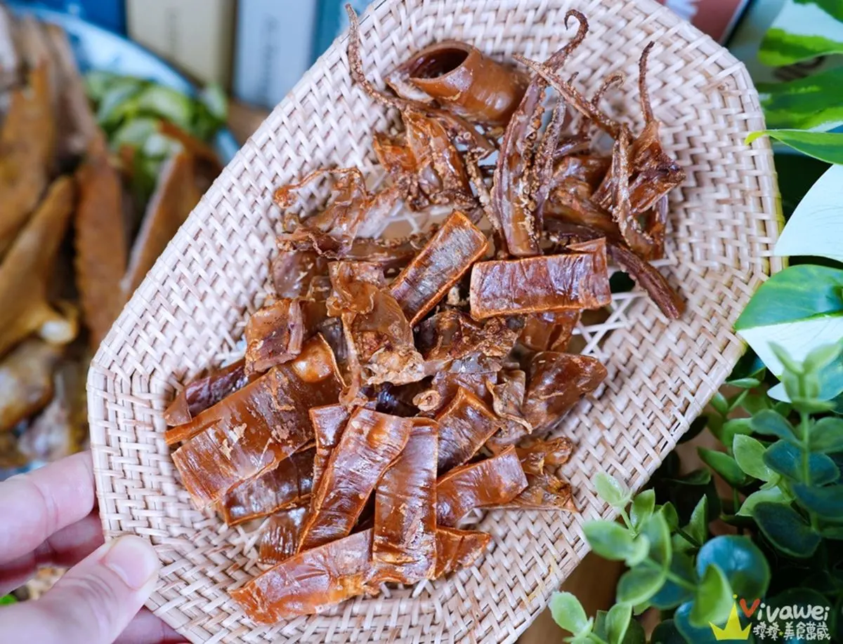 古早味「炭烤乾魷魚」吃過沒？新竹30年老攤現點現烤，祕醬口味愈嚼愈唰嘴