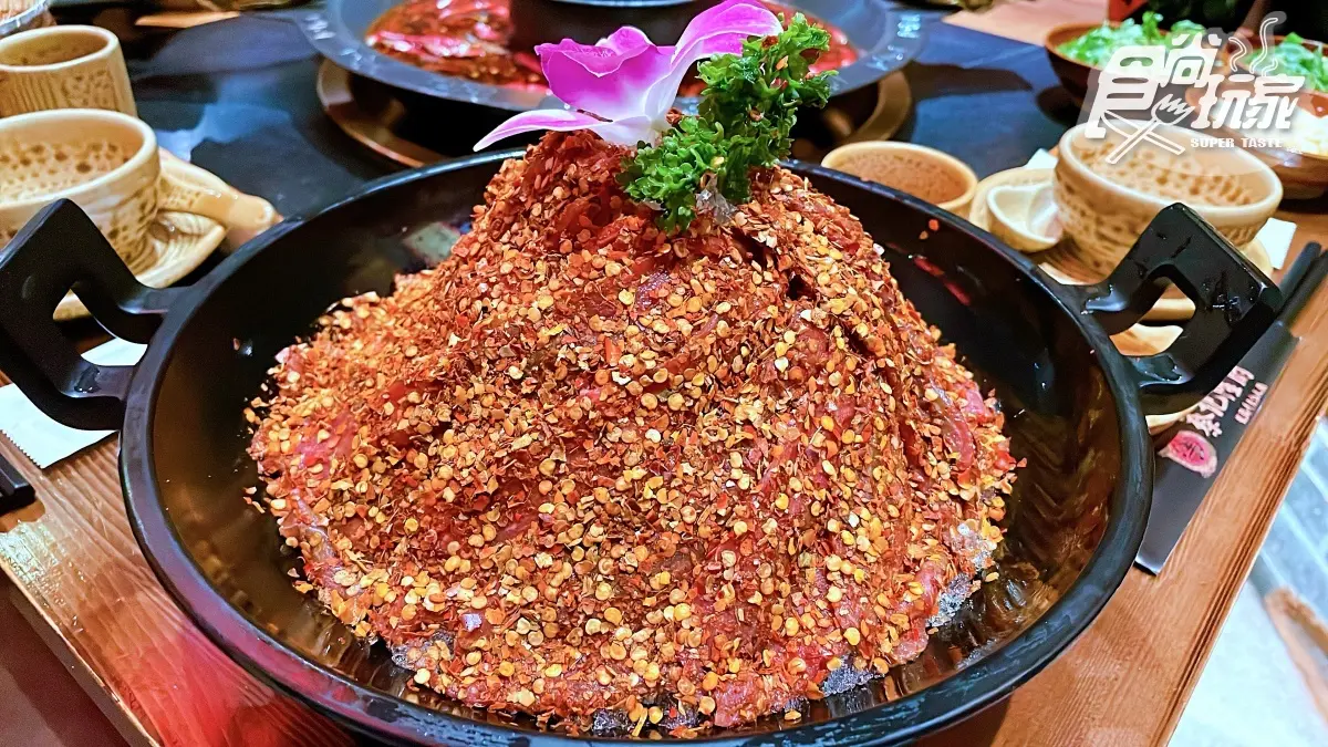 摩羯、水瓶座爽嗑！１公斤火山肉盤免費吃，再打卡超浮誇２米金龍頭＋滷味船