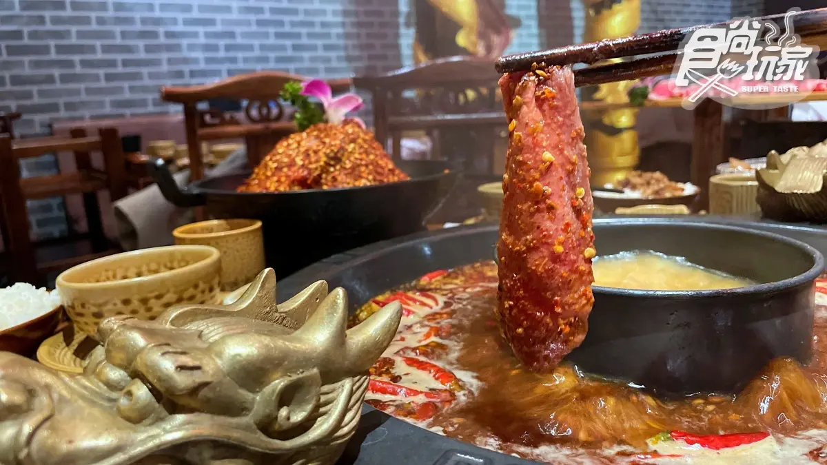 摩羯、水瓶座爽嗑！１公斤火山肉盤免費吃，再打卡超浮誇２米金龍頭＋滷味船