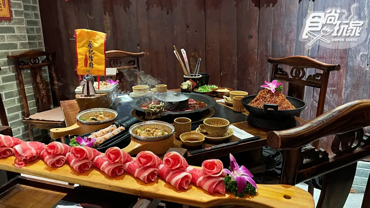 摩羯、水瓶座爽嗑！１公斤火山肉盤免費吃，再打卡超浮誇２米金龍頭＋滷味船