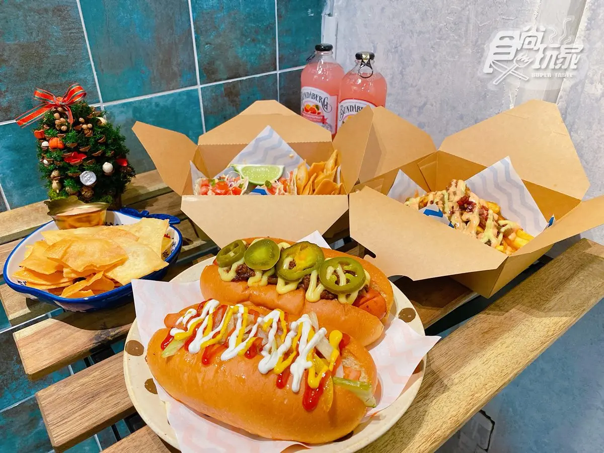 【新開店】秒飛美國打卡！超狂「拉花淋醬熱狗堡」，大尺寸煙燻香腸夾到爆餡