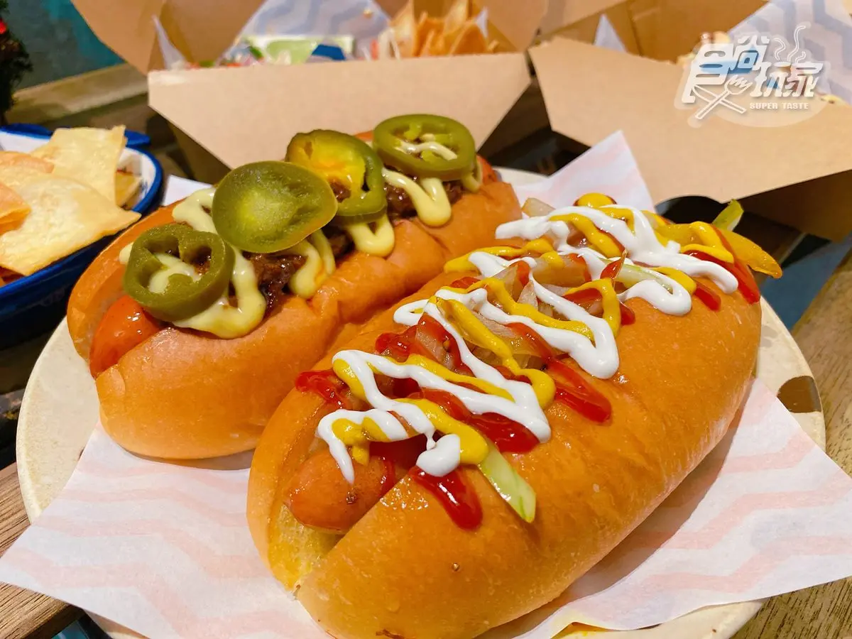 【新開店】秒飛美國打卡!超狂「拉花淋醬熱狗堡」,大尺寸煙燻香腸夾到爆餡 【新開店】秒飛美國打卡!超狂「拉花淋醬熱狗堡」,大尺寸煙燻香腸夾到爆餡