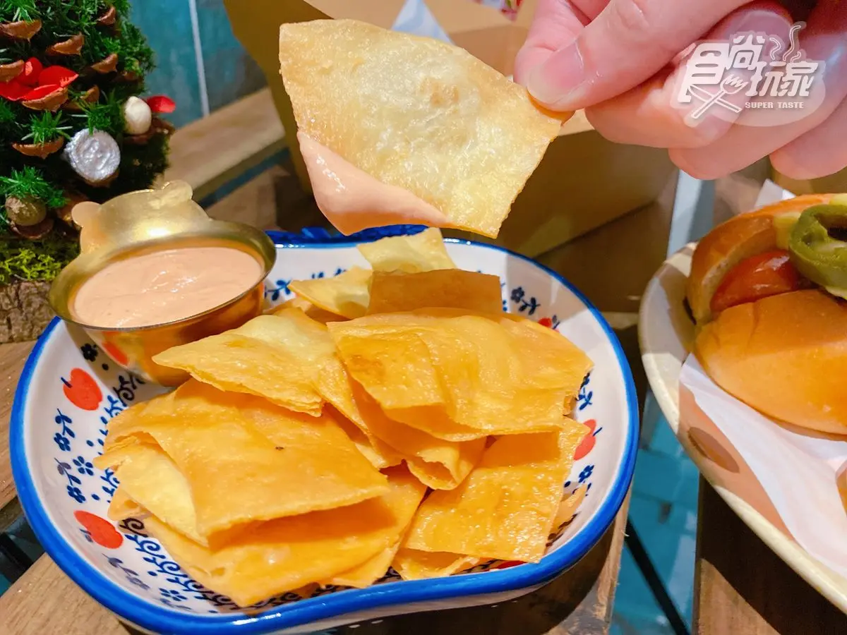 【新開店】秒飛美國打卡!超狂「拉花淋醬熱狗堡」,大尺寸煙燻香腸夾到爆餡 【新開店】秒飛美國打卡!超狂「拉花淋醬熱狗堡」,大尺寸煙燻香腸夾到爆餡