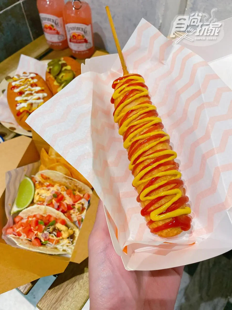 【新開店】秒飛美國打卡!超狂「拉花淋醬熱狗堡」,大尺寸煙燻香腸夾到爆餡 【新開店】秒飛美國打卡!超狂「拉花淋醬熱狗堡」,大尺寸煙燻香腸夾到爆餡