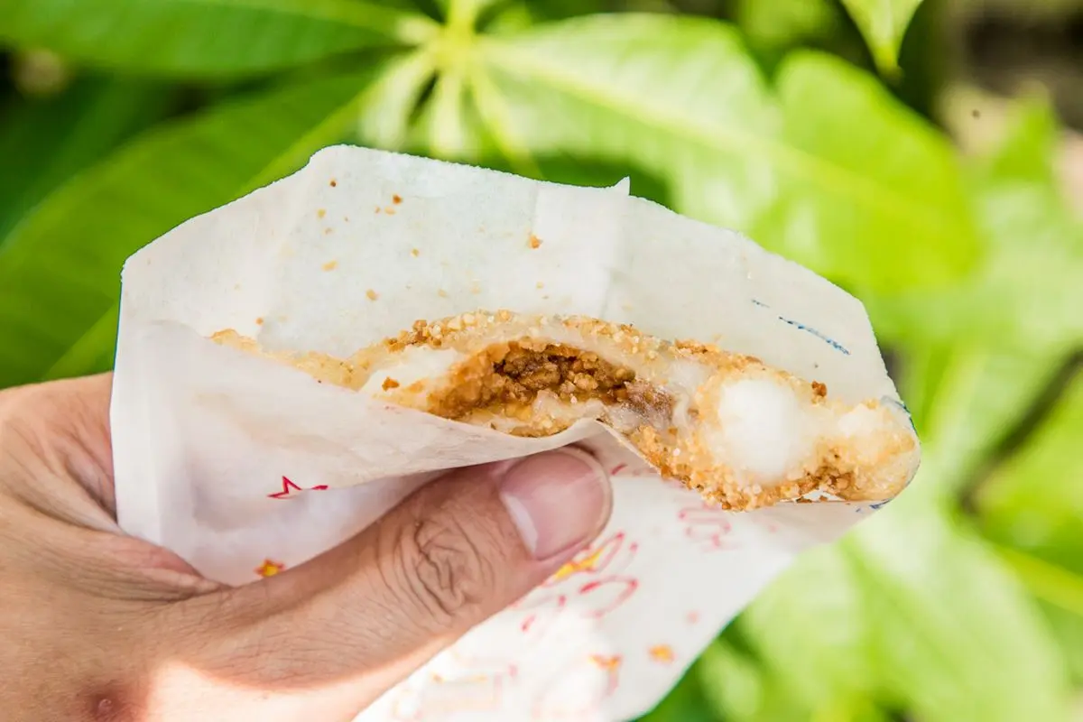 最快１小時完售！阿婆現炸「古早味麻糬」一開攤就排爆，必點秒殺花生糖口味