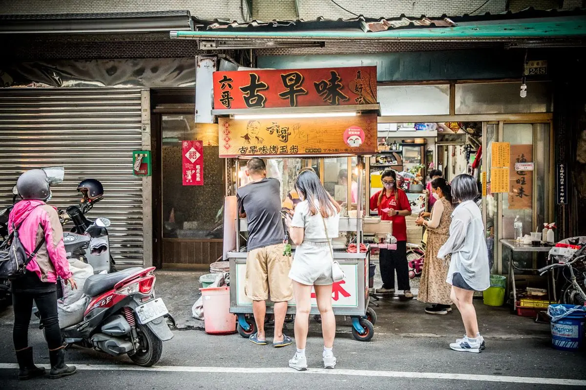 嘉義烤玉米霸主PK!5家排隊名店:30元佛心價、取餐先等8小時、70年老店 嘉義烤玉米霸主PK!5家排隊名店:30元佛心價、取餐先等8小時、70年老店