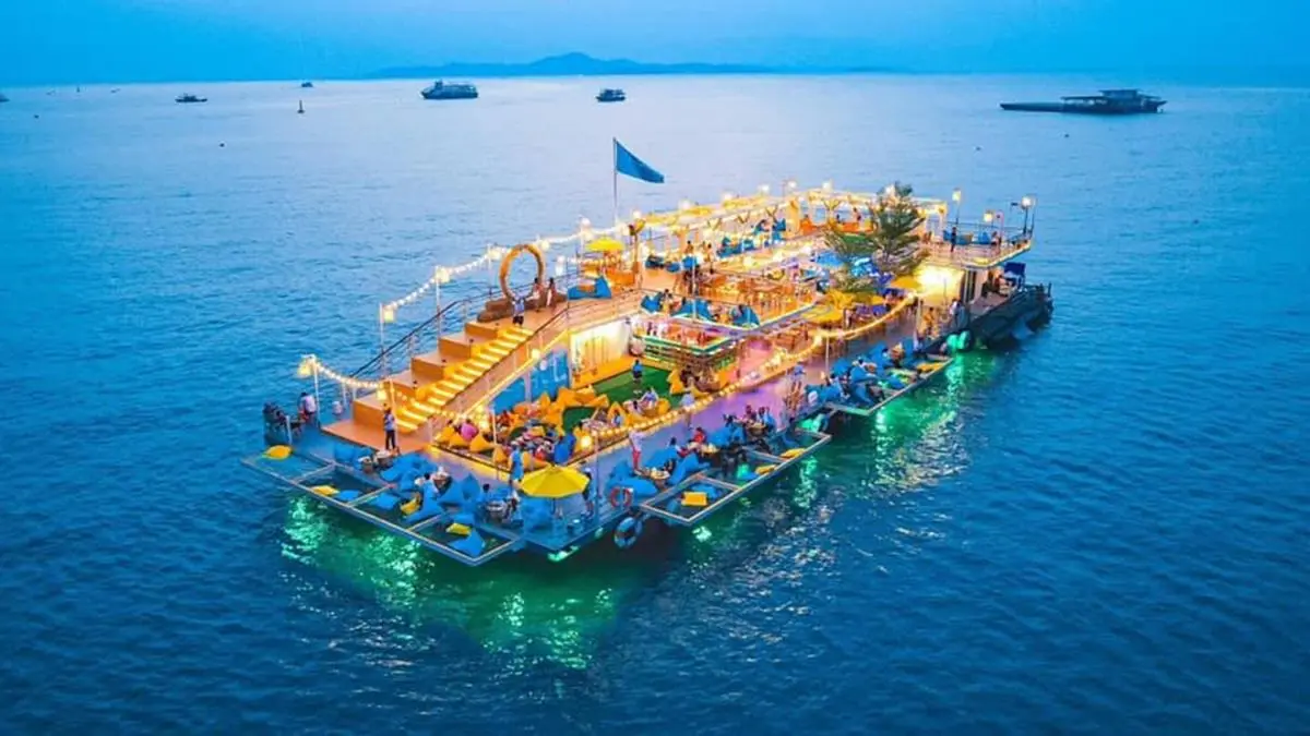 【新開店】超狂「海上漂浮咖啡廳」！必拍無敵海景環繞座位，釣魷魚現烤現吃