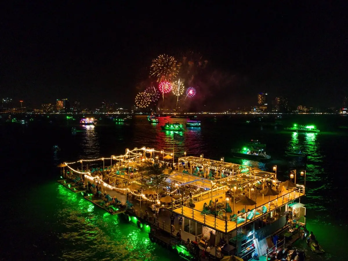 【新開店】超狂「海上漂浮咖啡廳」！必拍無敵海景環繞座位，釣魷魚現烤現吃