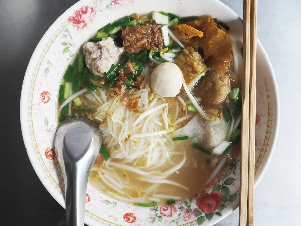 去泰國別只吃香蕉煎餅!吃這5樣小吃才內行:「)(」形油條、酸味炭火香腸 去泰國別只吃香蕉煎餅!吃這5樣小吃才內行:「)(」形油條、酸味炭火香腸