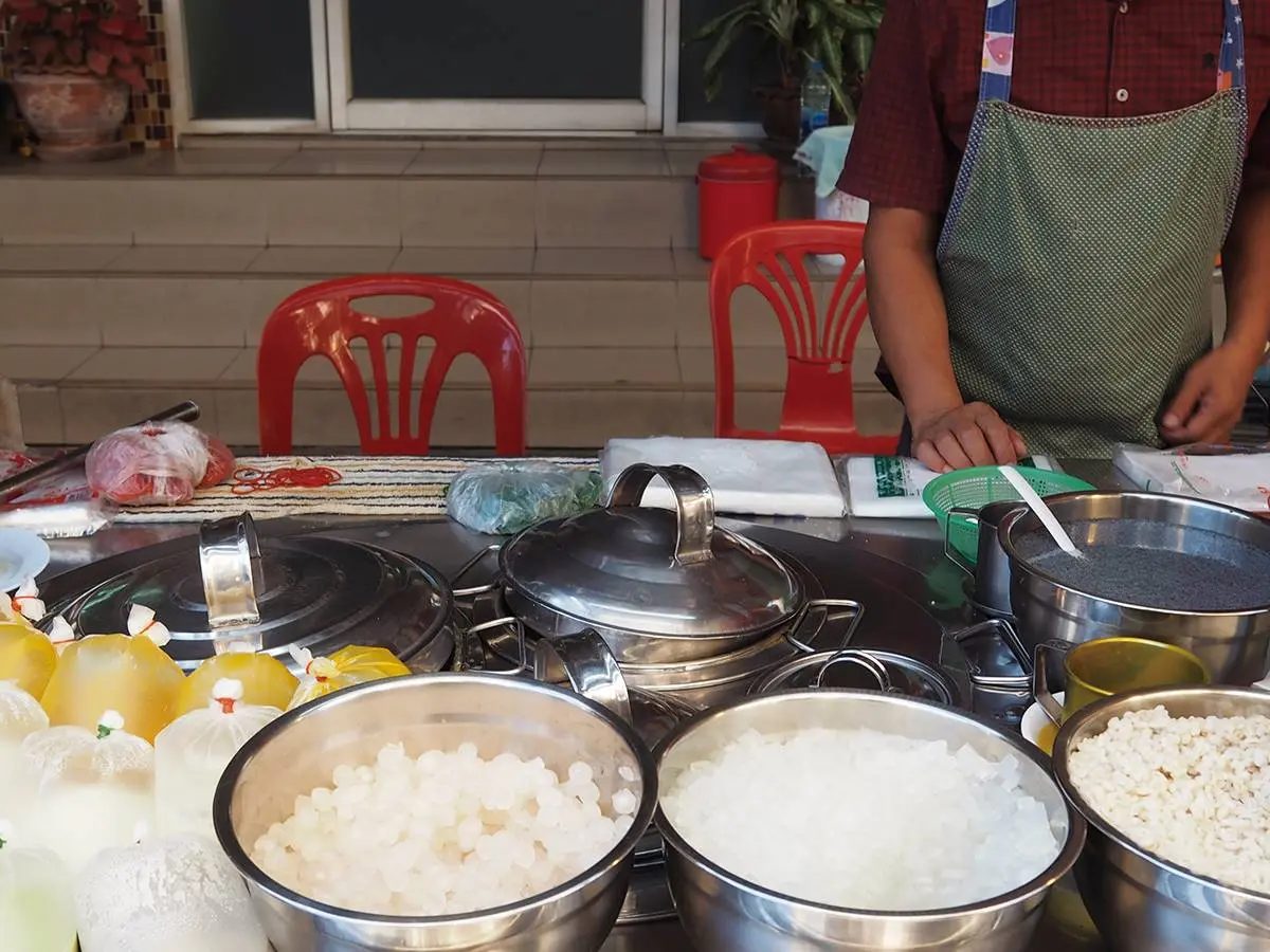 去泰國別只吃香蕉煎餅!吃這5樣小吃才內行:「)(」形油條、酸味炭火香腸 去泰國別只吃香蕉煎餅!吃這5樣小吃才內行:「)(」形油條、酸味炭火香腸