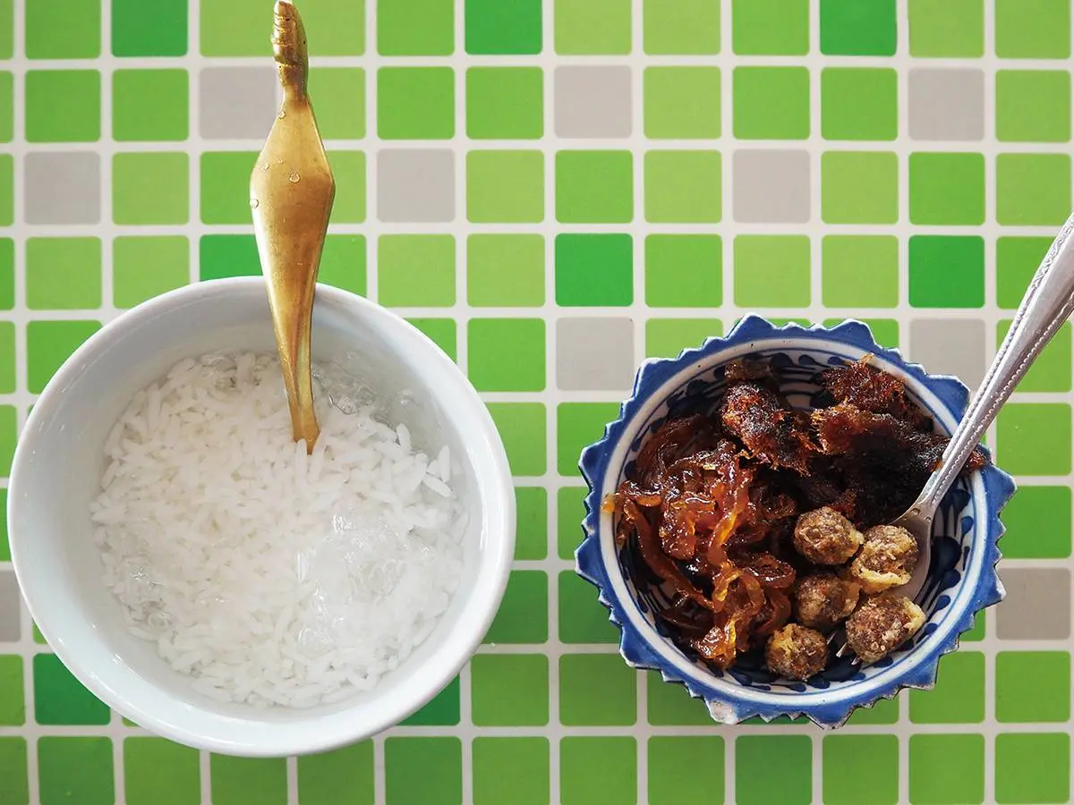 去泰國別只吃香蕉煎餅!吃這5樣小吃才內行:「)(」形油條、酸味炭火香腸 去泰國別只吃香蕉煎餅!吃這5樣小吃才內行:「)(」形油條、酸味炭火香腸