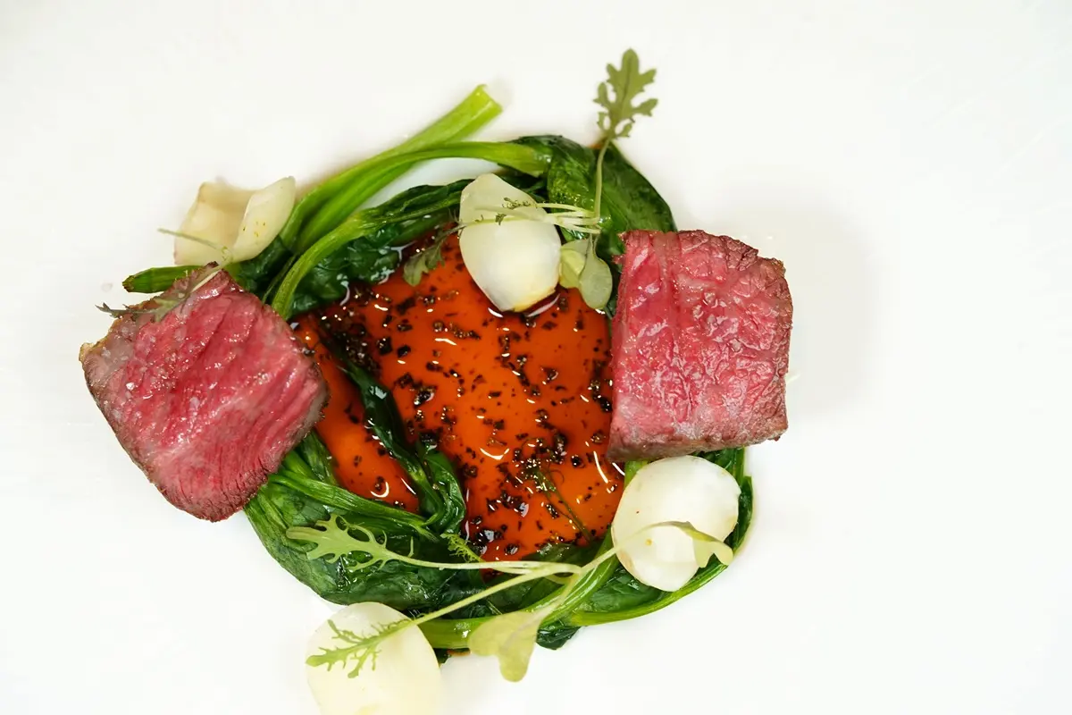 在「洞穴」吃燒肉、聚餐神物「１公尺披薩」！2023迎新年８家話題新菜單