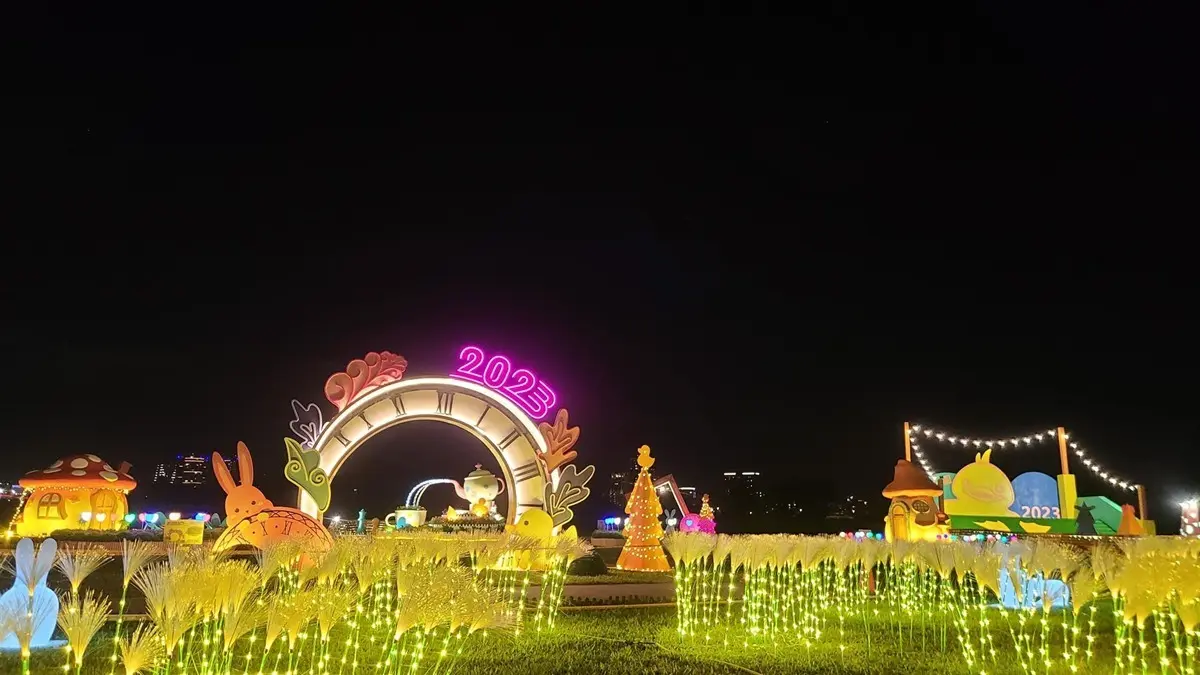 三重人免費拍爆！「鴨鴨地景藝術展」限時開跑，先衝首創25米長巨型彈珠台