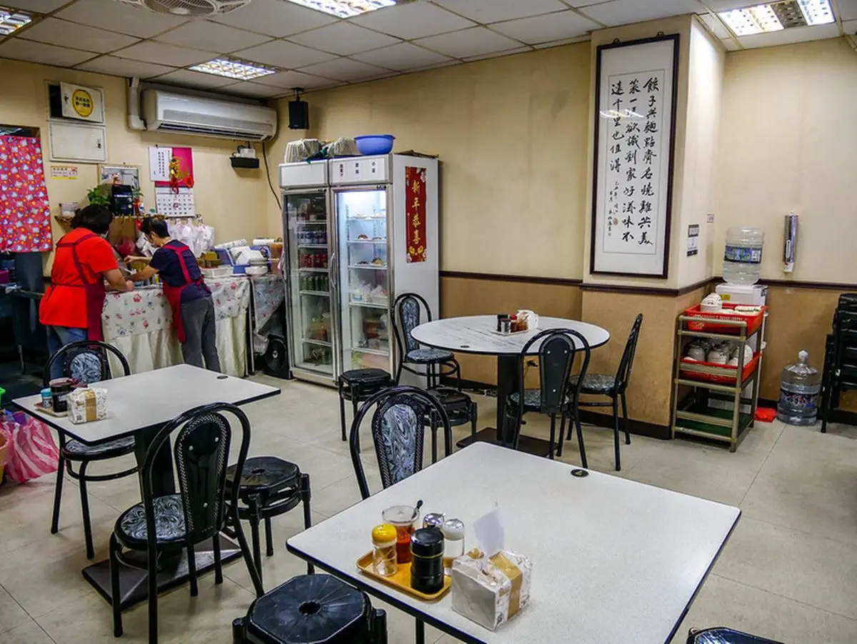 飽到天靈蓋！永和人排爆「６公分水餃」「碗公炸醬麵」在這，山東燒雞也必吃