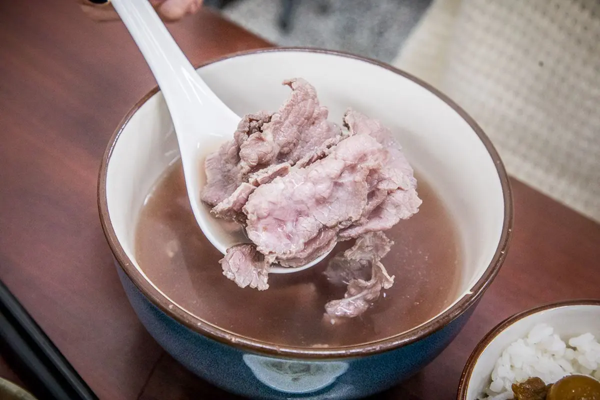 肉燥飯無限吃到飽！大碗公「溫體牛肉湯」只要100元，CP值超高台南人都推爆