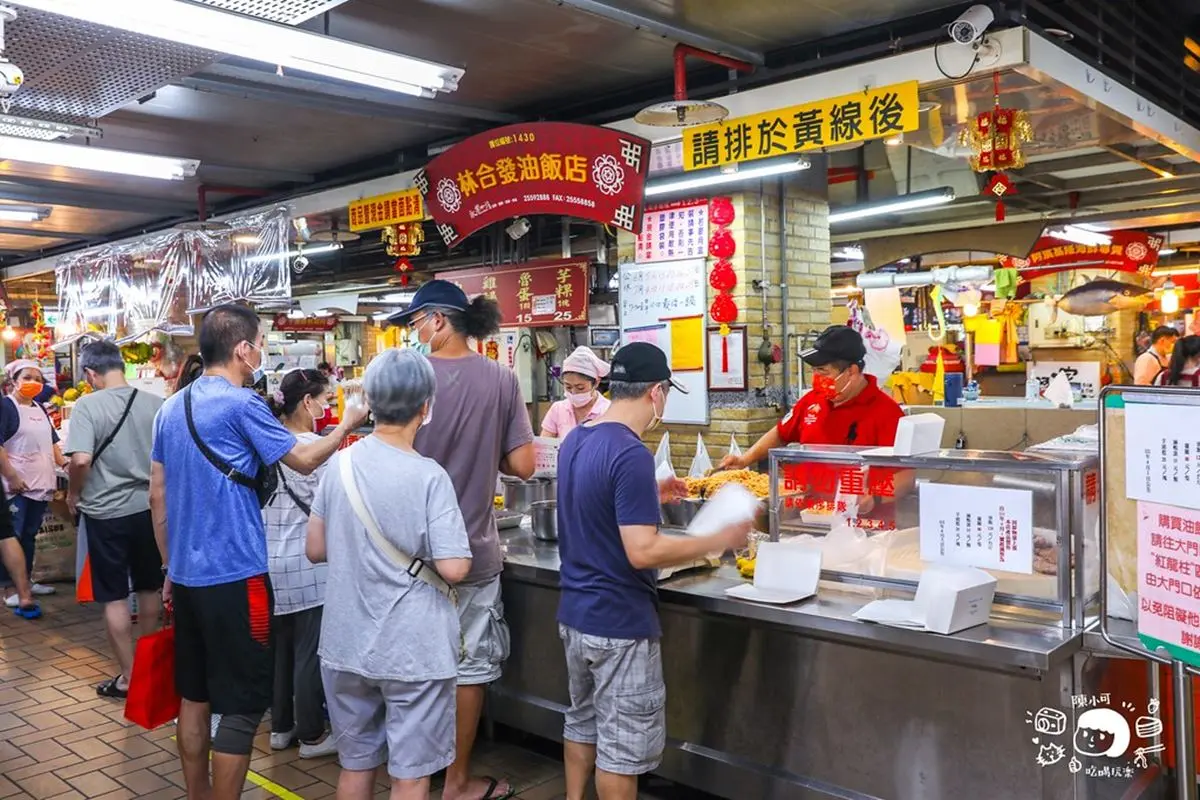 2024辦年貨順吃!永樂市場10家網推美食:郭董也愛油飯、百年雞捲、爆料潤餅 網推「台北最好吃」!迪化街「百年油飯+芋粿」郭董也愛,熟客一次瘋搶50盒