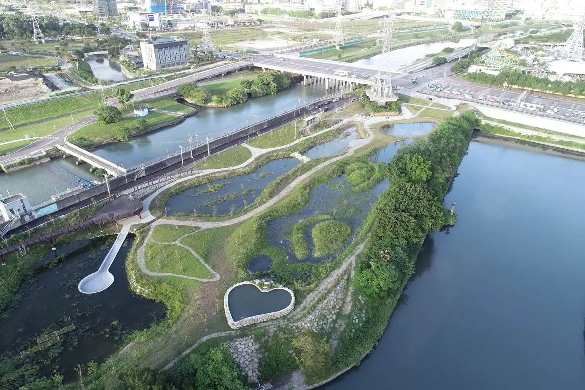 士林人快衝新景點！2.3公頃「雙溪濕地公園」搶拍水中步道、賞絕美百萬夕照