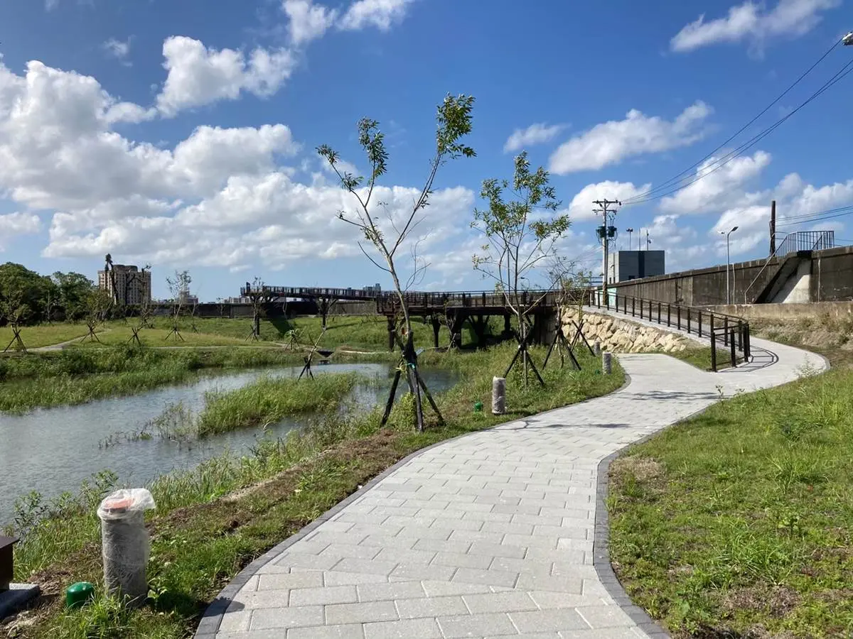 士林人快衝新景點！2.3公頃「雙溪濕地公園」搶拍水中步道、賞絕美百萬夕照