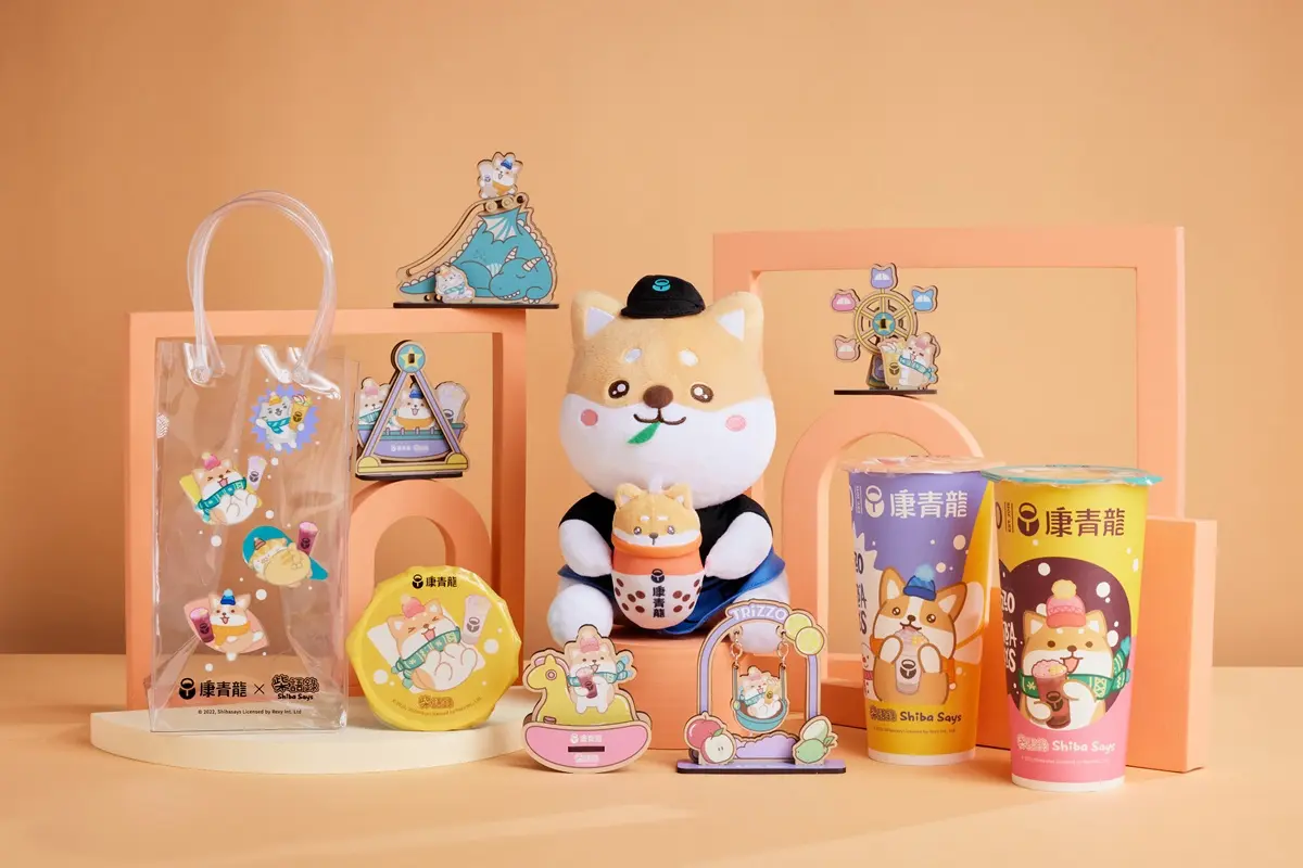 「茉莉奶綠芋圓」買一送一喝１個月！康青龍ｘ柴語錄４周邊：柴柴公仔、百寶袋