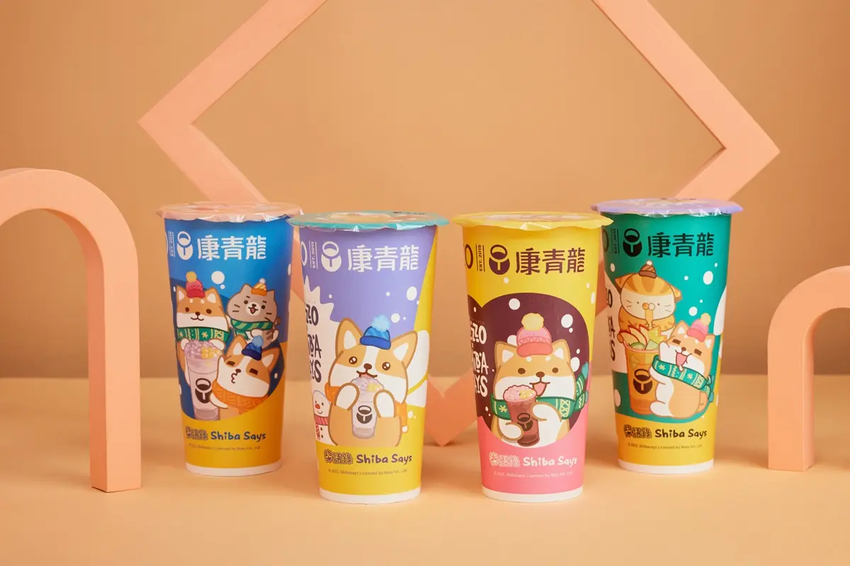 「茉莉奶綠芋圓」買一送一喝１個月！康青龍ｘ柴語錄４周邊：柴柴公仔、百寶袋