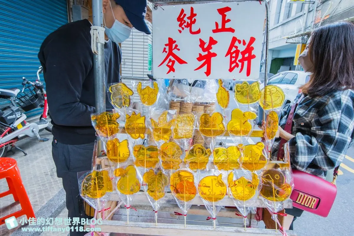 記憶中的古早味！老攤「現拉麥芽糖」過程超療癒，獨門花生粉＋梅粉一吃上癮