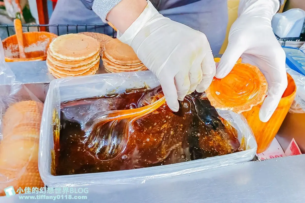 記憶中的古早味！老攤「現拉麥芽糖」過程超療癒，獨門花生粉＋梅粉一吃上癮