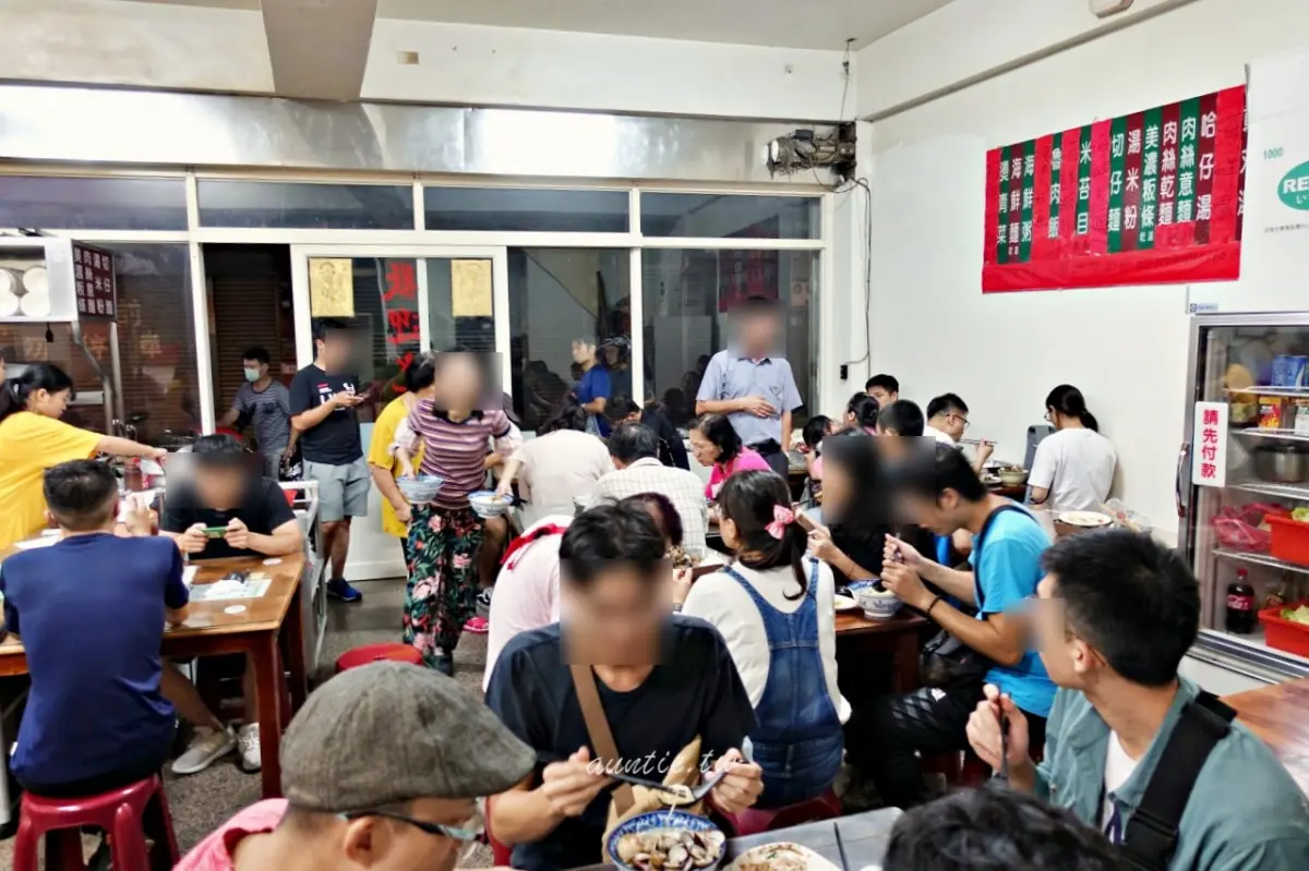 想當蛤蜊富翁快衝！中壢「高CP值海鮮麵」100元就能吃，爆量蛤蜊堆成山超吸睛