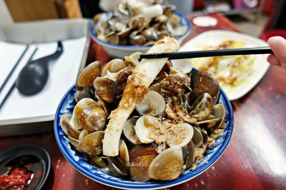 想當蛤蜊富翁快衝！中壢「高CP值海鮮麵」100元就能吃，爆量蛤蜊堆成山超吸睛