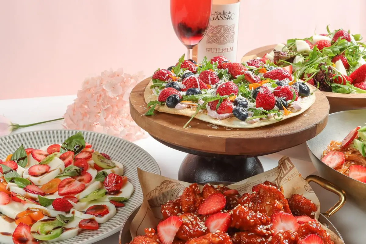 秒飛韓國!首爾飯店「香水草莓」下午茶來台,還有草莓炸雞、韓系鬆餅吃到飽 秒飛韓國!首爾飯店「香水草莓」下午茶來台,還有草莓炸雞、韓系鬆餅吃到飽