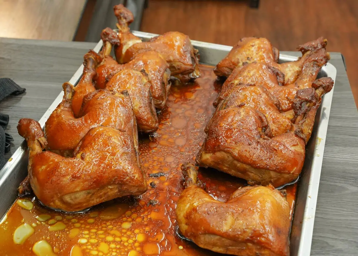 大雞腿＋燒肉雙拼僅100元！爽嗑巨無霸雞腿CP值爆表，鋪爆量燒肉滿到看不見飯