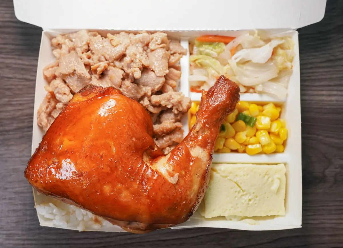 大雞腿+燒肉雙拼僅100元!爽嗑巨無霸雞腿CP值爆表,鋪爆量燒肉滿到看不見飯 大雞腿+燒肉雙拼僅100元!爽嗑巨無霸雞腿CP值爆表,鋪爆量燒肉滿到看不見飯