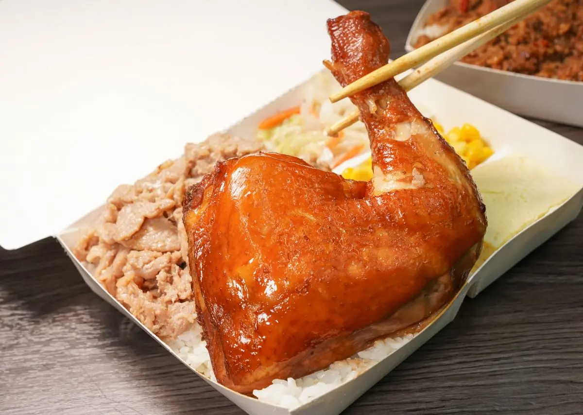 大雞腿+燒肉雙拼僅100元!爽嗑巨無霸雞腿CP值爆表,鋪爆量燒肉滿到看不見飯 大雞腿+燒肉雙拼僅100元!爽嗑巨無霸雞腿CP值爆表,鋪爆量燒肉滿到看不見飯