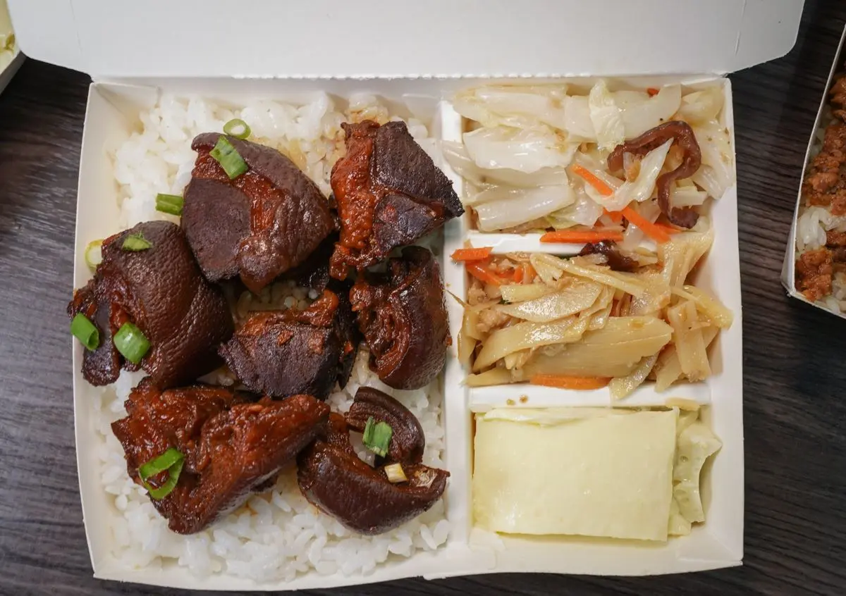 大雞腿+燒肉雙拼僅100元!爽嗑巨無霸雞腿CP值爆表,鋪爆量燒肉滿到看不見飯 大雞腿+燒肉雙拼僅100元!爽嗑巨無霸雞腿CP值爆表,鋪爆量燒肉滿到看不見飯