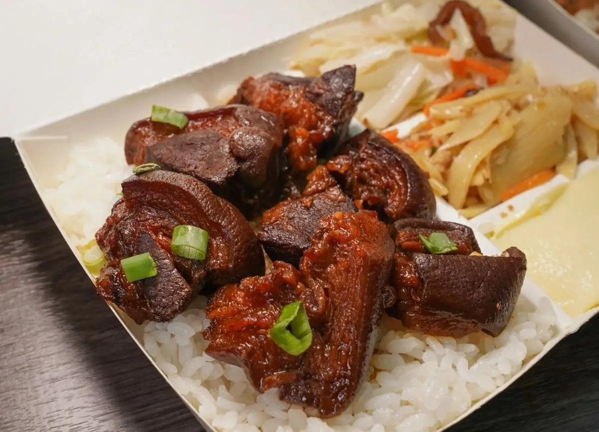 大雞腿+燒肉雙拼僅100元!爽嗑巨無霸雞腿CP值爆表,鋪爆量燒肉滿到看不見飯 大雞腿+燒肉雙拼僅100元!爽嗑巨無霸雞腿CP值爆表,鋪爆量燒肉滿到看不見飯
