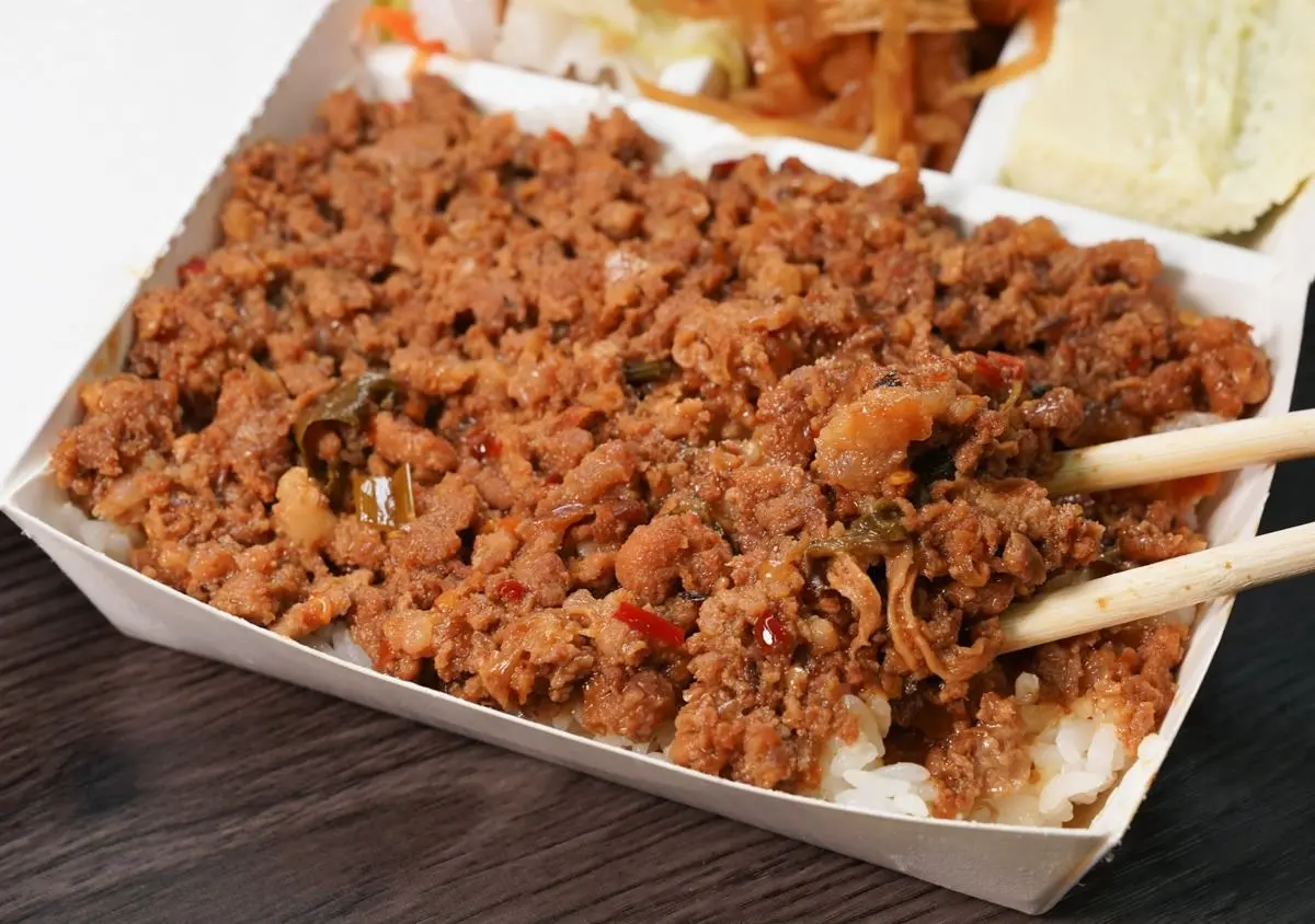 大雞腿+燒肉雙拼僅100元!爽嗑巨無霸雞腿CP值爆表,鋪爆量燒肉滿到看不見飯 大雞腿+燒肉雙拼僅100元!爽嗑巨無霸雞腿CP值爆表,鋪爆量燒肉滿到看不見飯