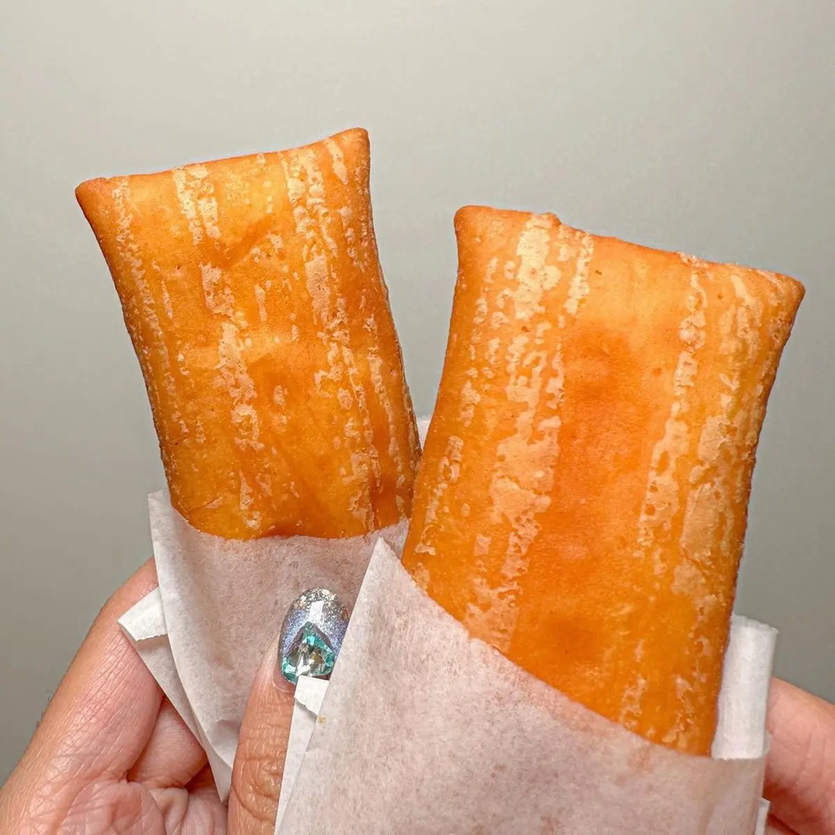 麥當勞蘋果派新對手！摩斯漢堡最新「乳酪卡士達米派」，滿滿奶油內餡超爆漿