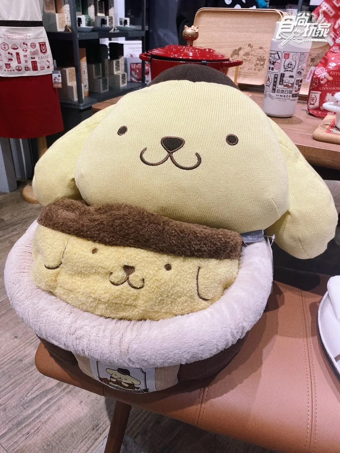 HOLAｘ三麗鷗復古風太Q！KITTY大頭枕、布丁狗寵物床63款周邊，３打卡點快拍