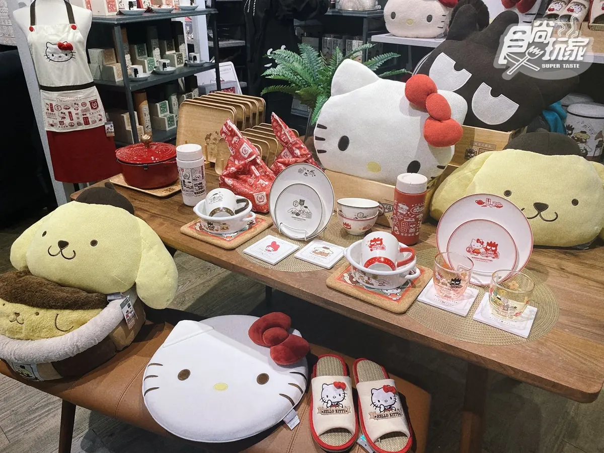 HOLAｘ三麗鷗復古風太Q！KITTY大頭枕、布丁狗寵物床63款周邊，３打卡點快拍