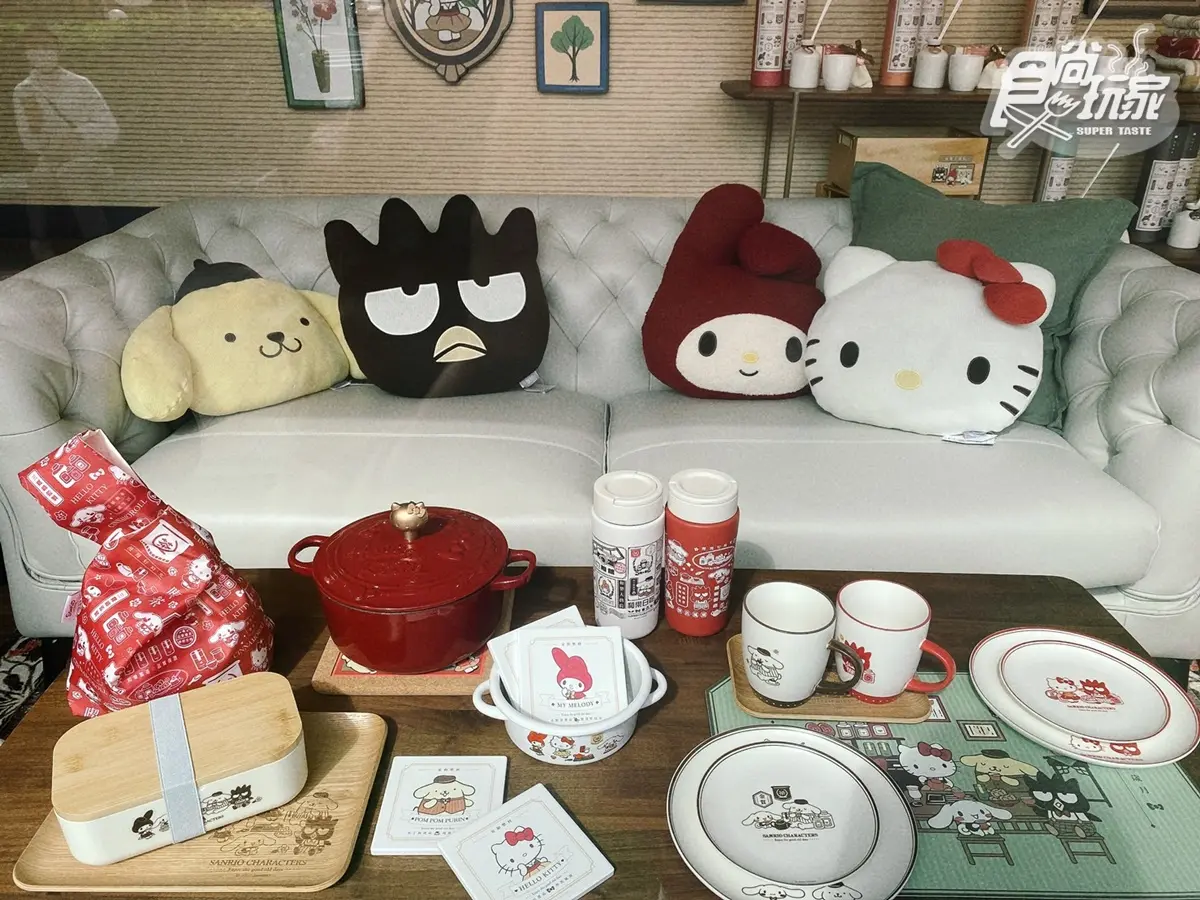 HOLAｘ三麗鷗復古風太Q！KITTY大頭枕、布丁狗寵物床63款周邊，３打卡點快拍