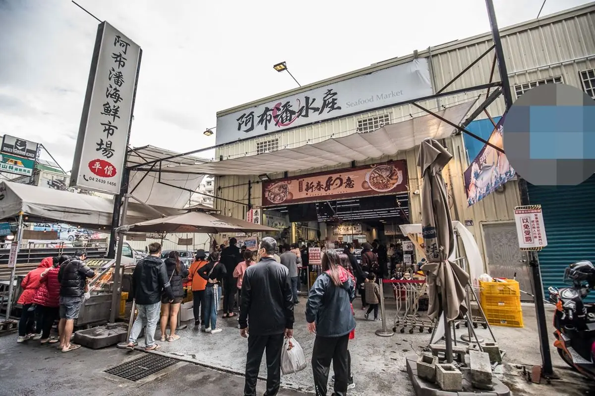 比漁港還便宜！辦年貨必逛「台中版築地市場」，先搶現切生魚片、手掌大草蝦
